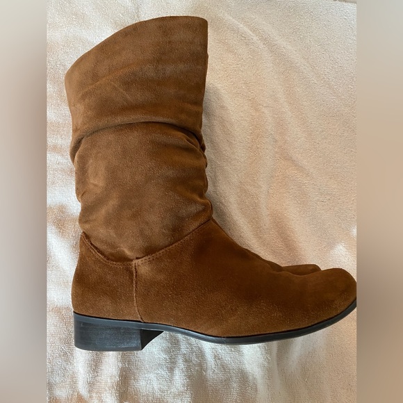 St John's Bay brown low heeled slouch leather suede boots size 7 M - Picture 9 of 9